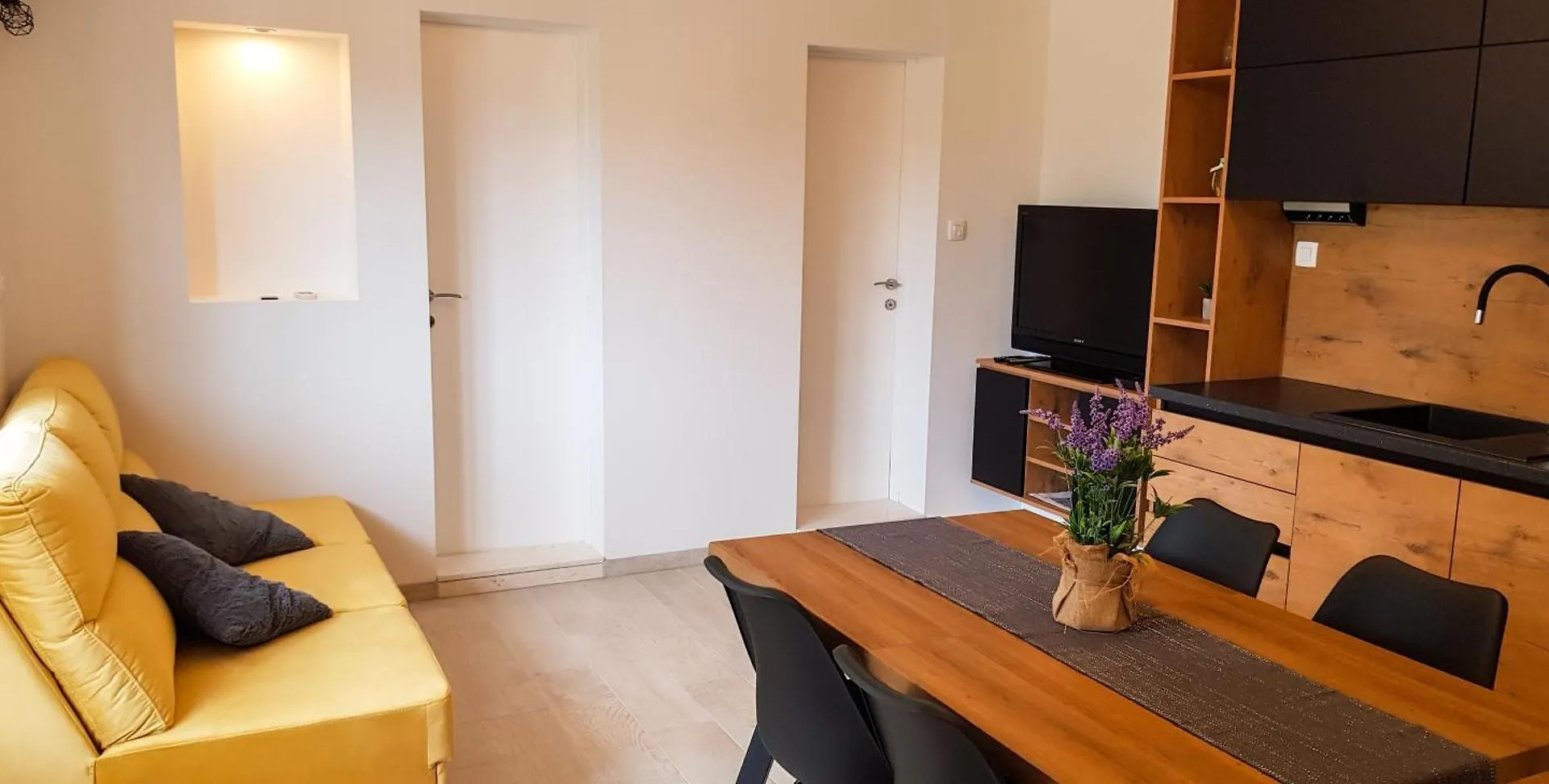 Apartments Russo - Apartments On The Beach 트로기르